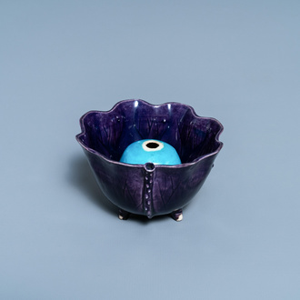 Une tasse surprise en forme de lotus en porcelaine de Chine émaillée aubergine et turquoise, Kangxi